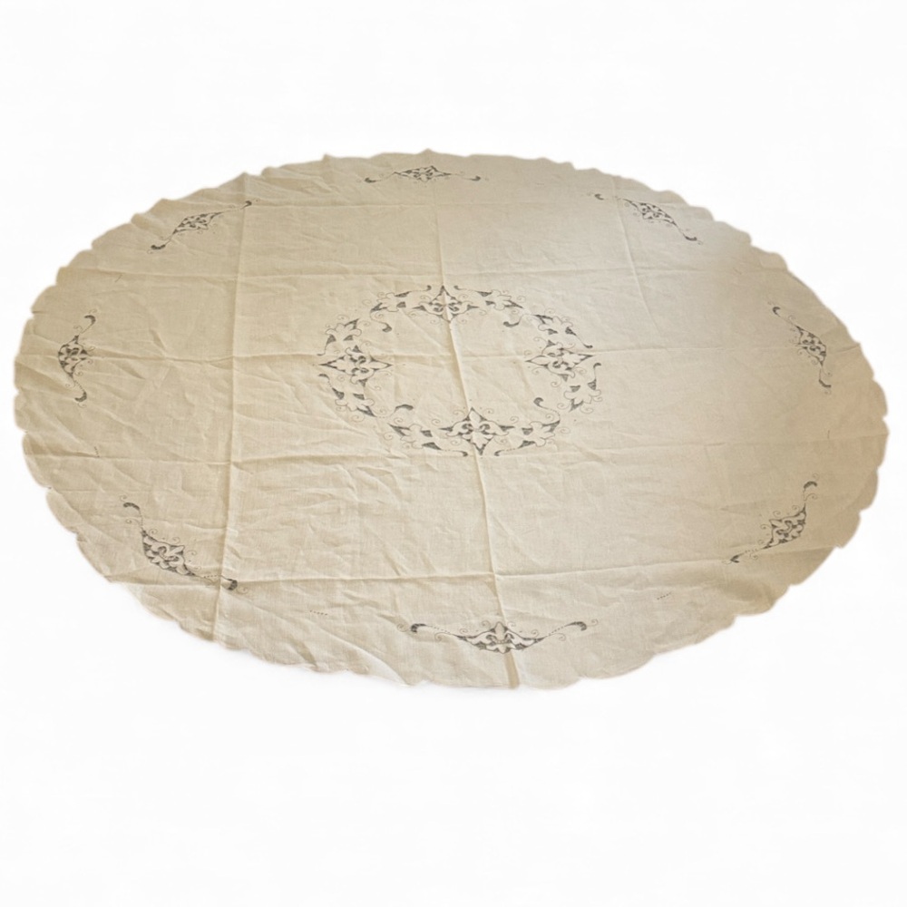 Vintage Round/Oval Linen Tablecloth Cutwork Lace Embroidered Like New Sz 68”x65”